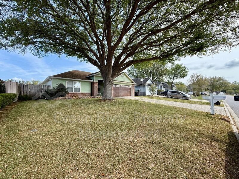 Charming 3 bedroom, 2 bath Lakeview Home with Entertainer’s Backyard!! property image