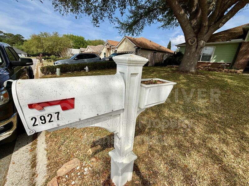 Charming 3 bedroom, 2 bath Lakeview Home with Entertainer’s Backyard!! property image