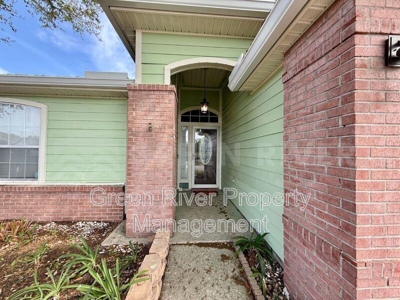 Charming 3 bedroom, 2 bath Lakeview Home with Entertainer’s Backyard!! property image