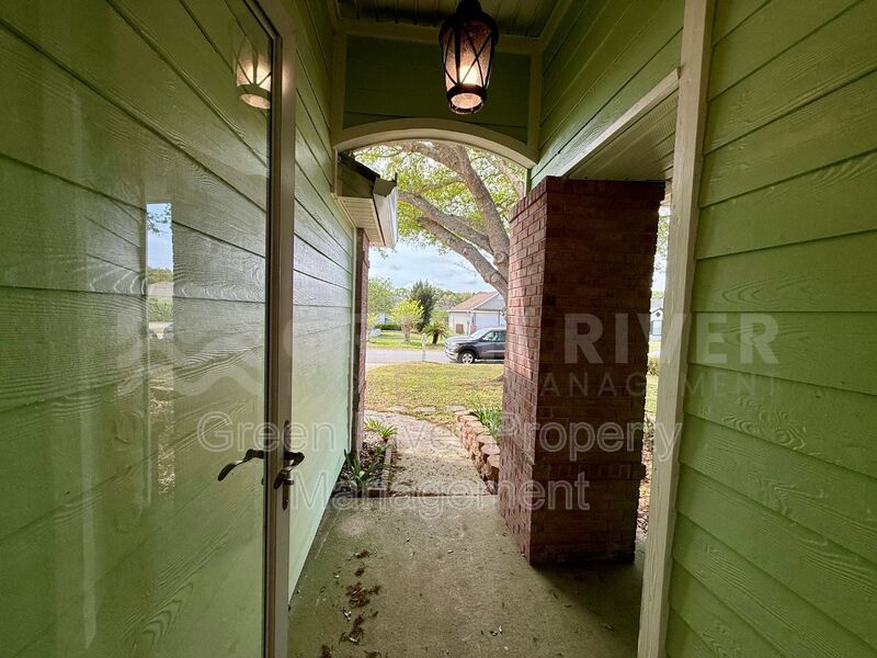 Charming 3 bedroom, 2 bath Lakeview Home with Entertainer’s Backyard!! property image