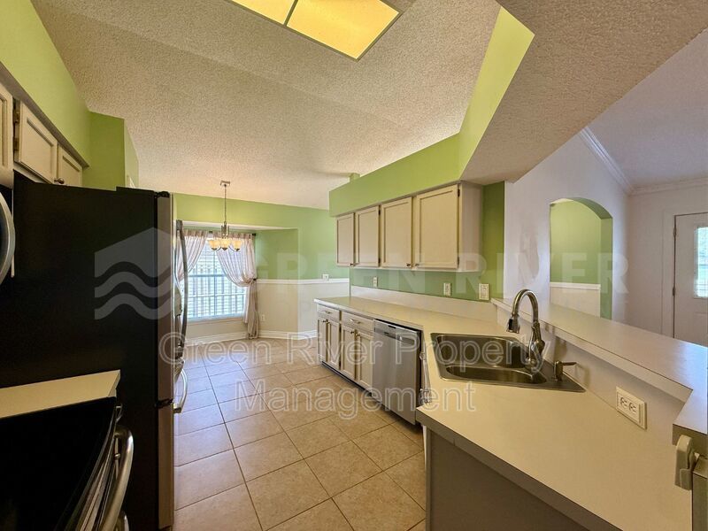 Charming 3 bedroom, 2 bath Lakeview Home with Entertainer’s Backyard!! property image