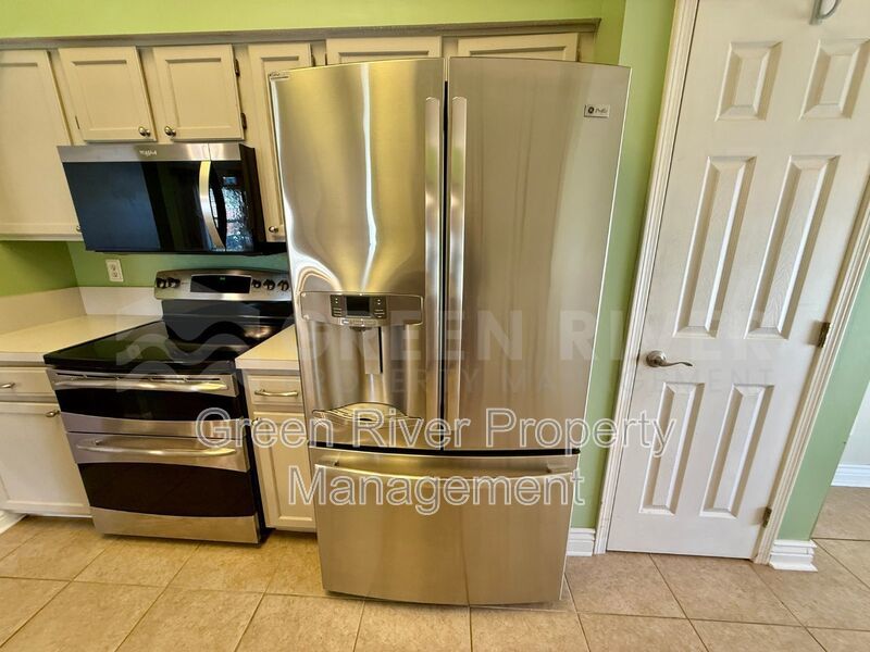 Charming 3 bedroom, 2 bath Lakeview Home with Entertainer’s Backyard!! property image