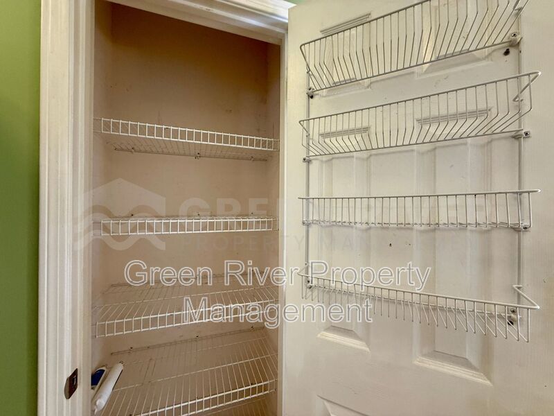 Charming 3 bedroom, 2 bath Lakeview Home with Entertainer’s Backyard!! property image