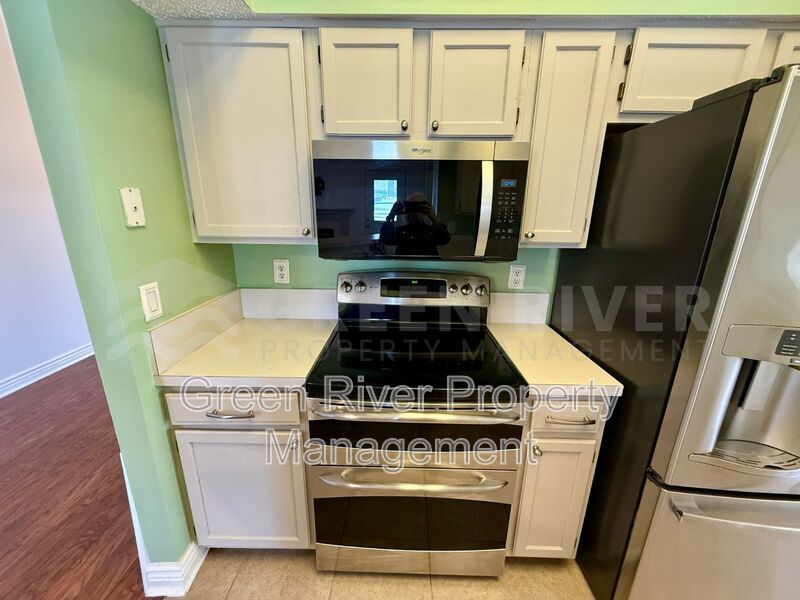 Charming 3 bedroom, 2 bath Lakeview Home with Entertainer’s Backyard!! property image