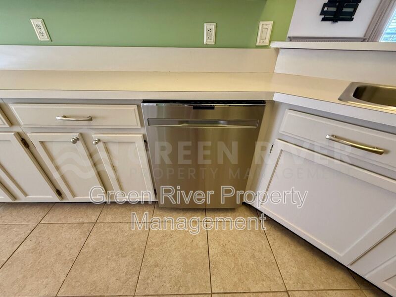 Charming 3 bedroom, 2 bath Lakeview Home with Entertainer’s Backyard!! property image