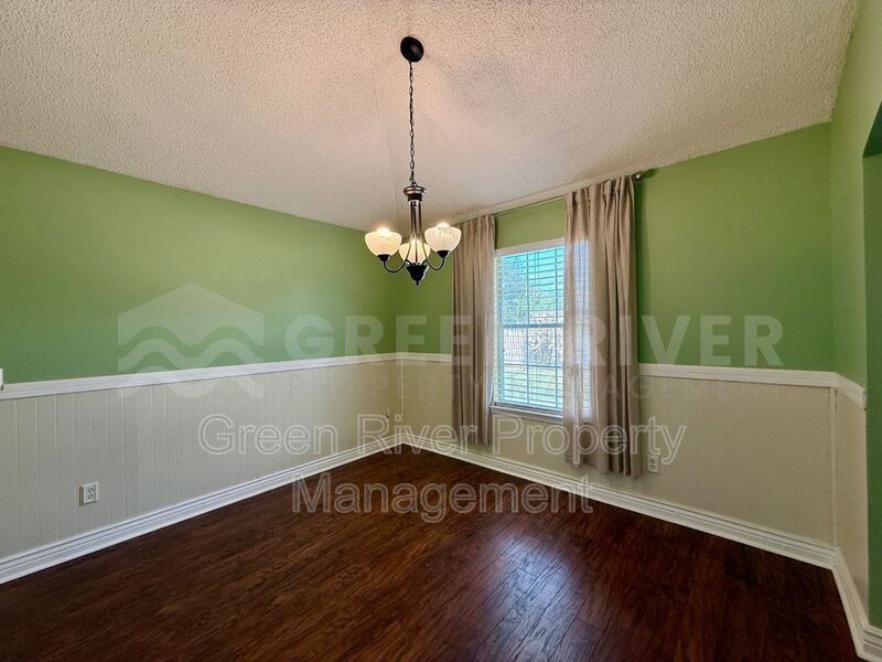 Charming 3 bedroom, 2 bath Lakeview Home with Entertainer’s Backyard!! property image
