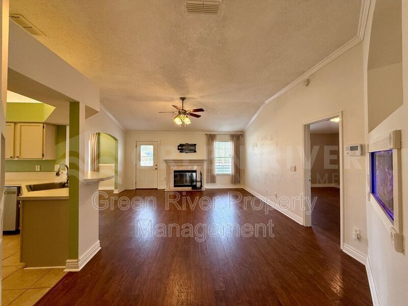 Charming 3 bedroom, 2 bath Lakeview Home with Entertainer’s Backyard!! property image