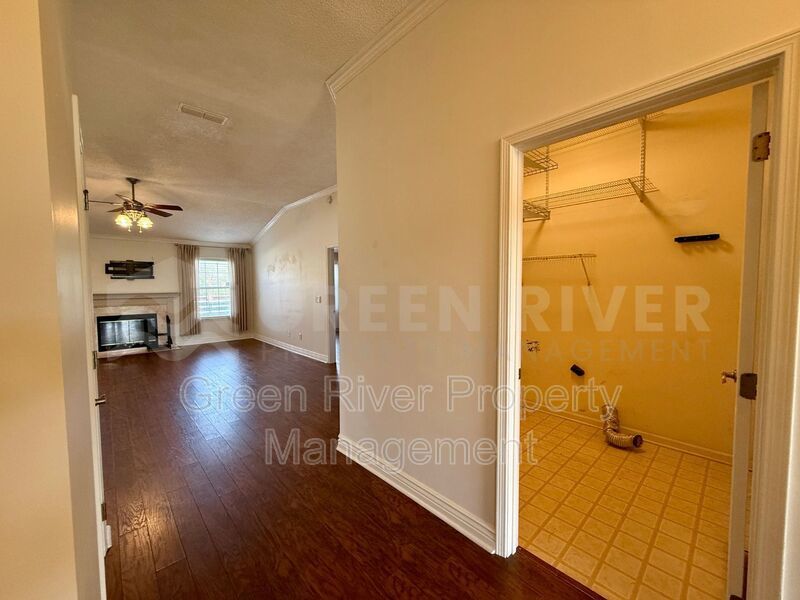 Charming 3 bedroom, 2 bath Lakeview Home with Entertainer’s Backyard!! property image