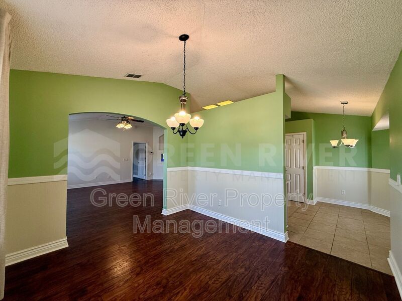 Charming 3 bedroom, 2 bath Lakeview Home with Entertainer’s Backyard!! property image