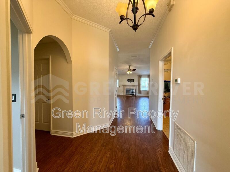 Charming 3 bedroom, 2 bath Lakeview Home with Entertainer’s Backyard!! property image