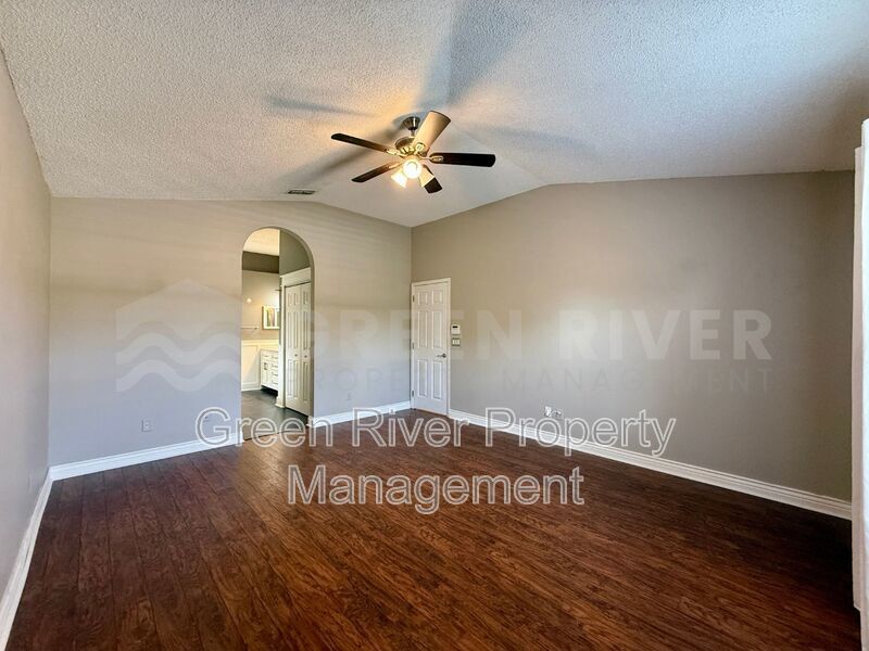 Charming 3 bedroom, 2 bath Lakeview Home with Entertainer’s Backyard!! property image