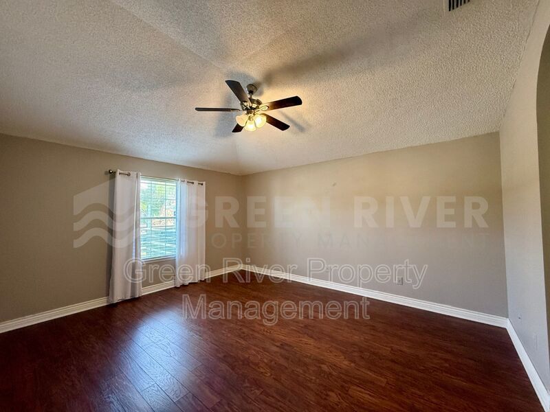 Charming 3 bedroom, 2 bath Lakeview Home with Entertainer’s Backyard!! property image