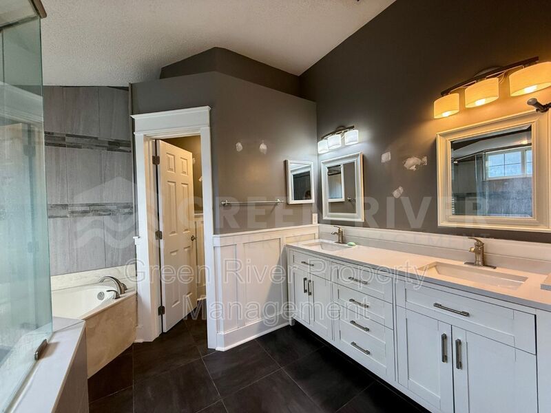 Charming 3 bedroom, 2 bath Lakeview Home with Entertainer’s Backyard!! property image