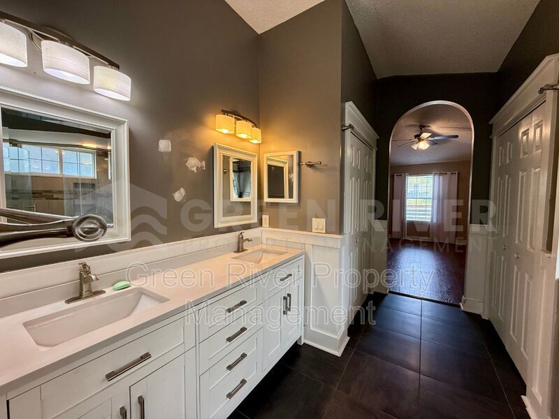 Charming 3 bedroom, 2 bath Lakeview Home with Entertainer’s Backyard!! property image