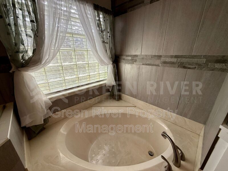 Charming 3 bedroom, 2 bath Lakeview Home with Entertainer’s Backyard!! property image