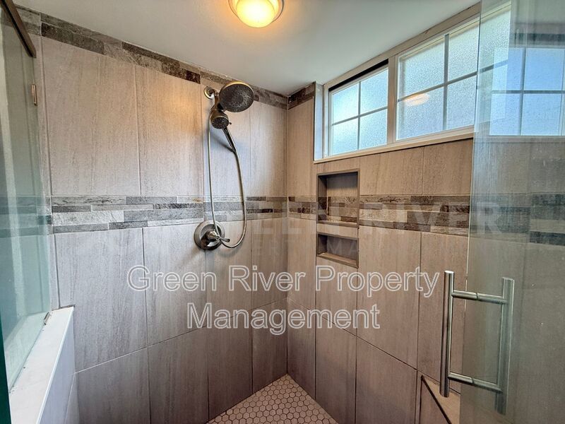 Charming 3 bedroom, 2 bath Lakeview Home with Entertainer’s Backyard!! property image