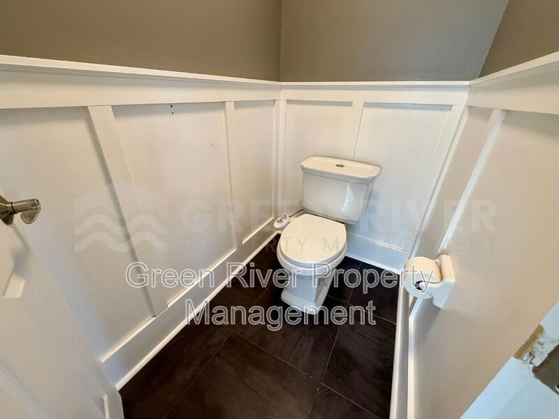 Charming 3 bedroom, 2 bath Lakeview Home with Entertainer’s Backyard!! property image