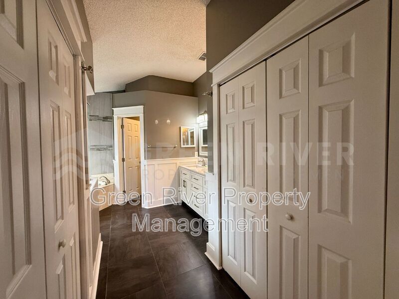 Charming 3 bedroom, 2 bath Lakeview Home with Entertainer’s Backyard!! property image