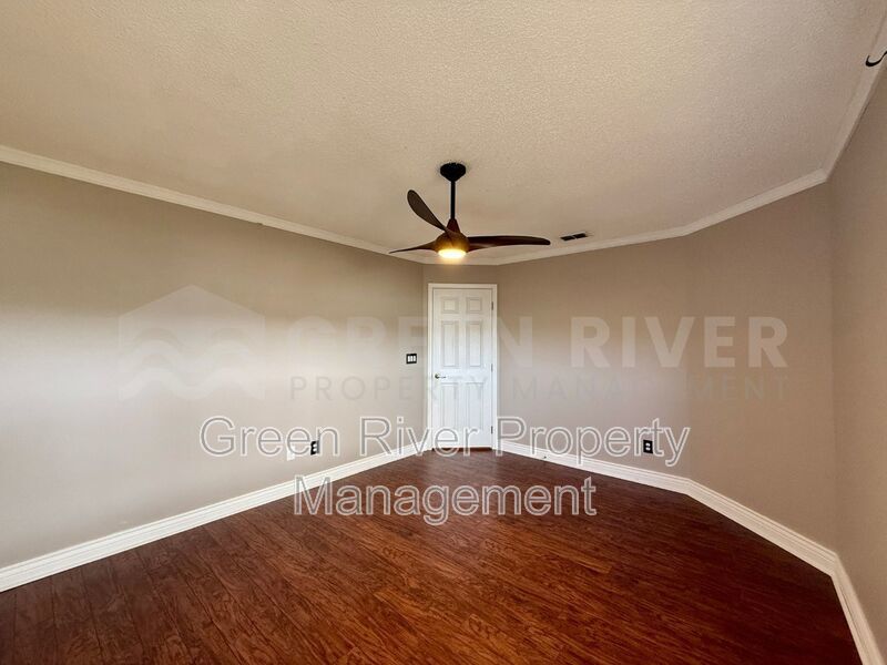 Charming 3 bedroom, 2 bath Lakeview Home with Entertainer’s Backyard!! property image