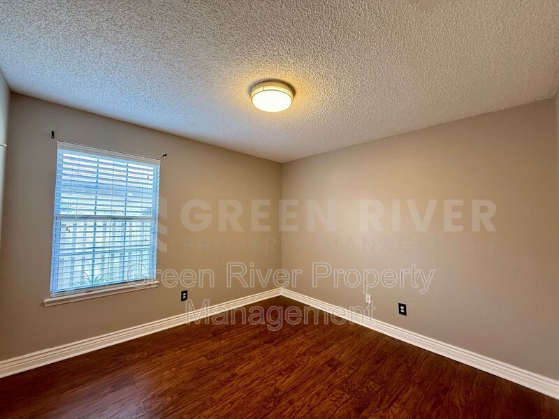 Charming 3 bedroom, 2 bath Lakeview Home with Entertainer’s Backyard!! property image