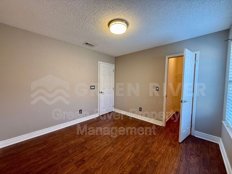 Charming 3 bedroom, 2 bath Lakeview Home with Entertainer’s Backyard!! property image