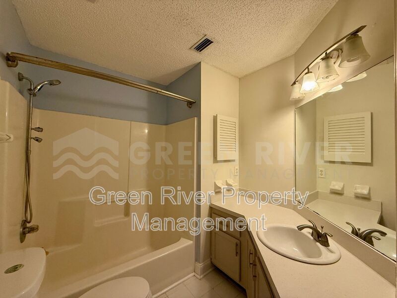 Charming 3 bedroom, 2 bath Lakeview Home with Entertainer’s Backyard!! property image