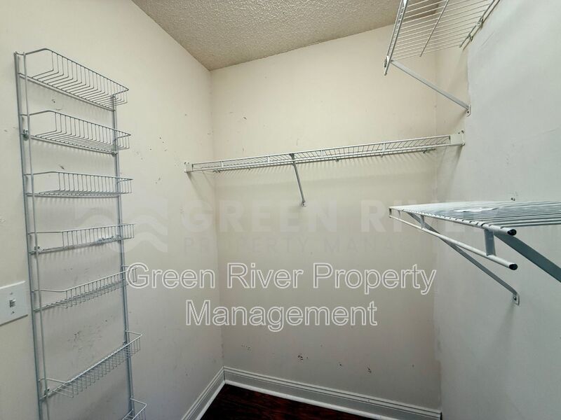 Charming 3 bedroom, 2 bath Lakeview Home with Entertainer’s Backyard!! property image