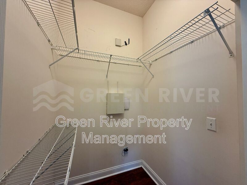 Charming 3 bedroom, 2 bath Lakeview Home with Entertainer’s Backyard!! property image