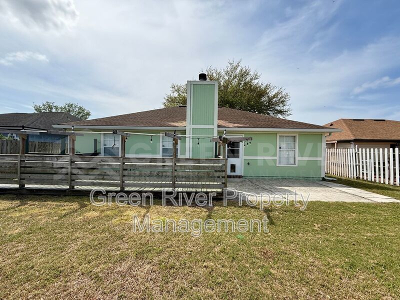 Charming 3 bedroom, 2 bath Lakeview Home with Entertainer’s Backyard!! property image