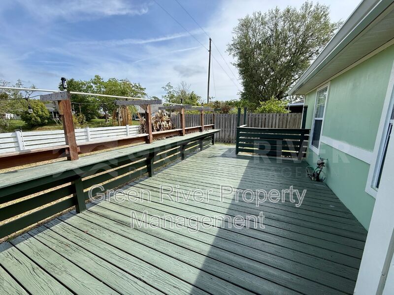 Charming 3 bedroom, 2 bath Lakeview Home with Entertainer’s Backyard!! property image