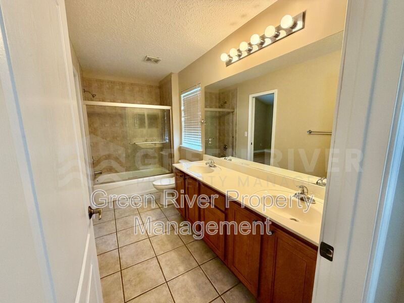 Luxury Living in The Oaks at Oakleaf – 4BR Retreat & Resort-Style Amenities property image