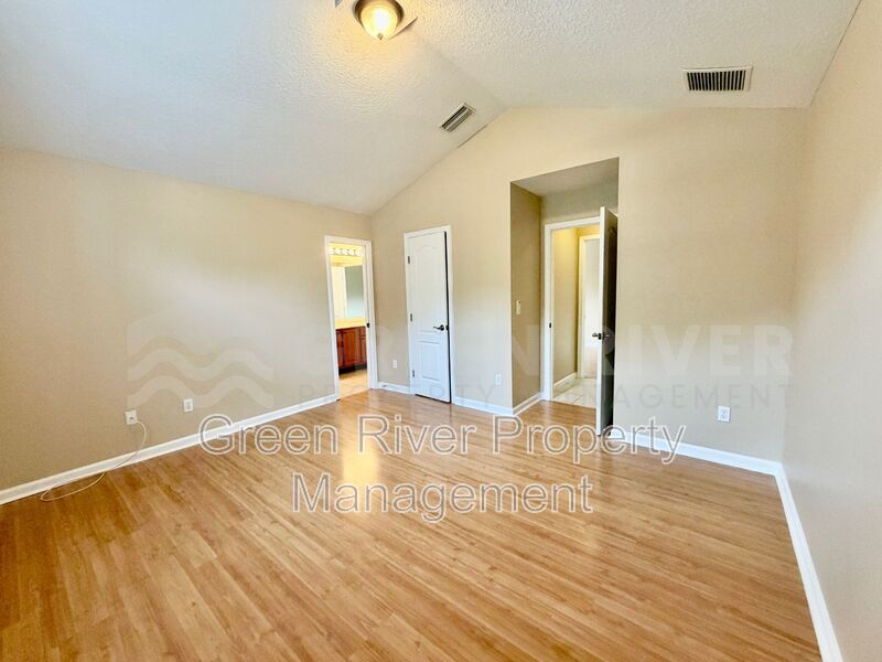 Luxury Living in The Oaks at Oakleaf – 4BR Retreat & Resort-Style Amenities property image