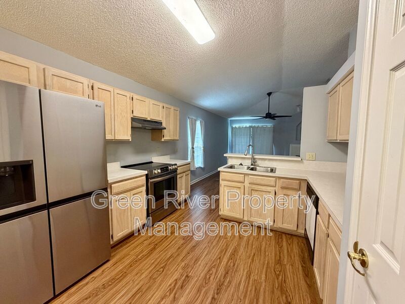 Spacious 4BR Harbor Island Home with Huge Backyard! property image
