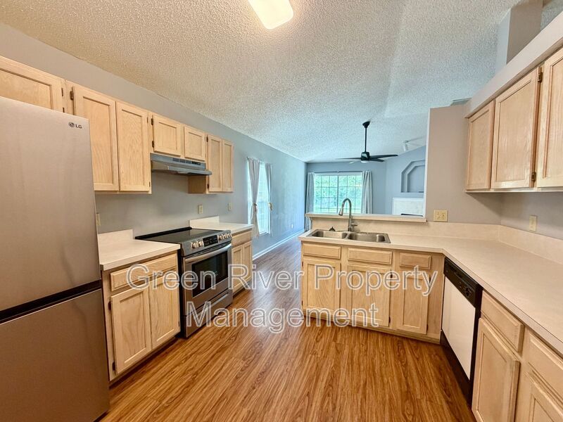 Spacious 4BR Harbor Island Home with Huge Backyard! property image