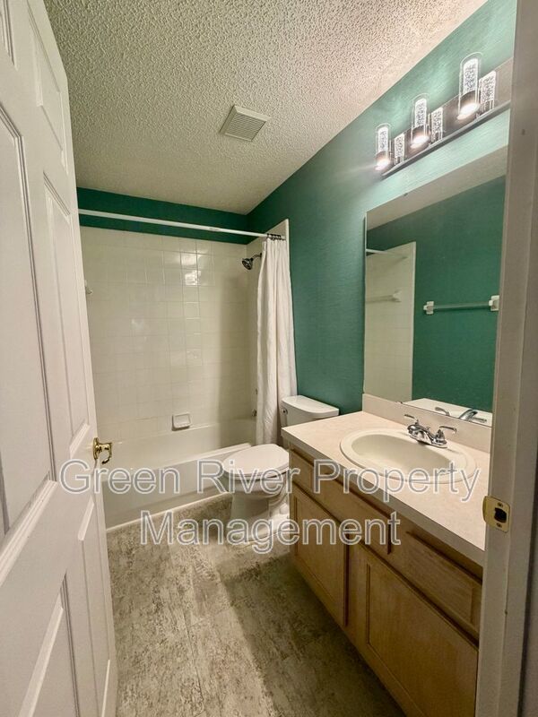 Spacious 4BR Harbor Island Home with Huge Backyard! property image