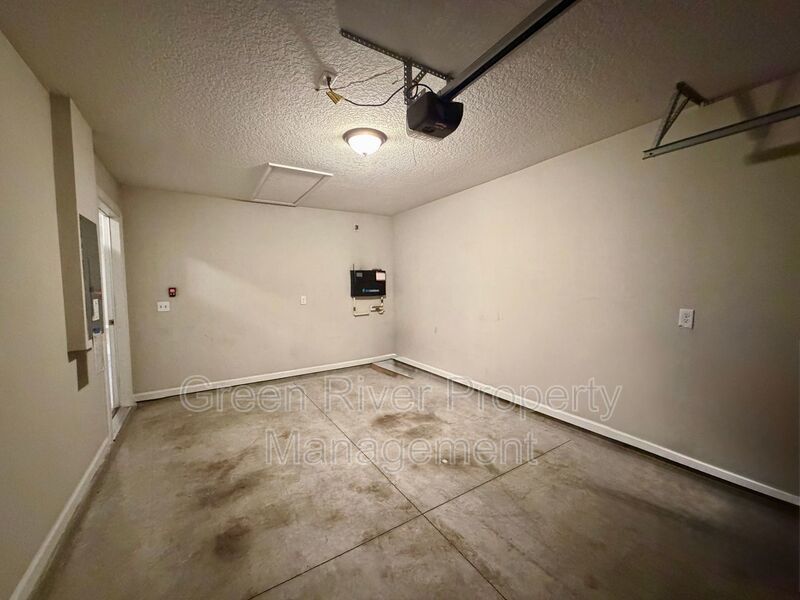 Charming 2-Bedroom Duplex with Garage & Room to Spread Out! property image