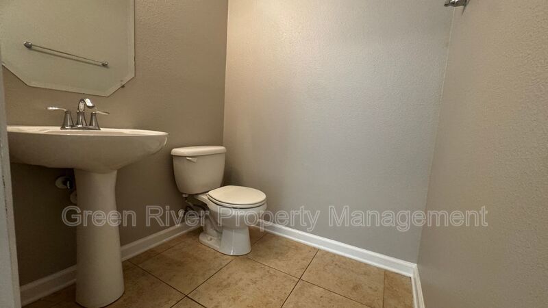 Spacious 3-Bedroom Townhome in Oakleaf Plantation with Screened Porch & Resort-Style Amenities property image