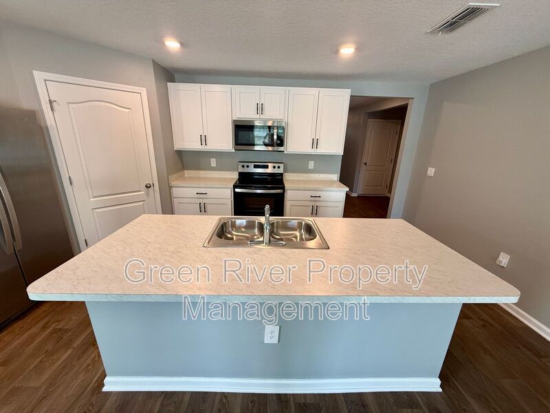 Spacious 4-Bedroom Home in Desirable Cross Creek Community property image